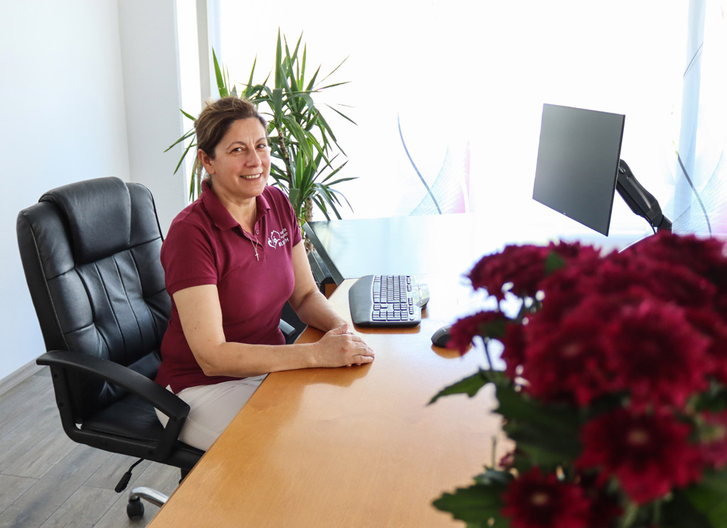 Luminita Blesch am Arbeitsplatz